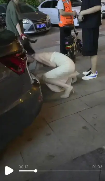 抓小三引冲突白裙女子被揪头发跳河事件完整版-看完全程心惊肉跳《白裙女子被抓头发跳河》高清真相还原