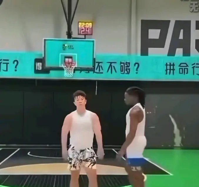 免费观看《牛教练的裤子》全系列-篮球场1V1单挑裤子掉了名场面-黑哥不讲武德偷袭完整过程-高清无广告在线流畅播放