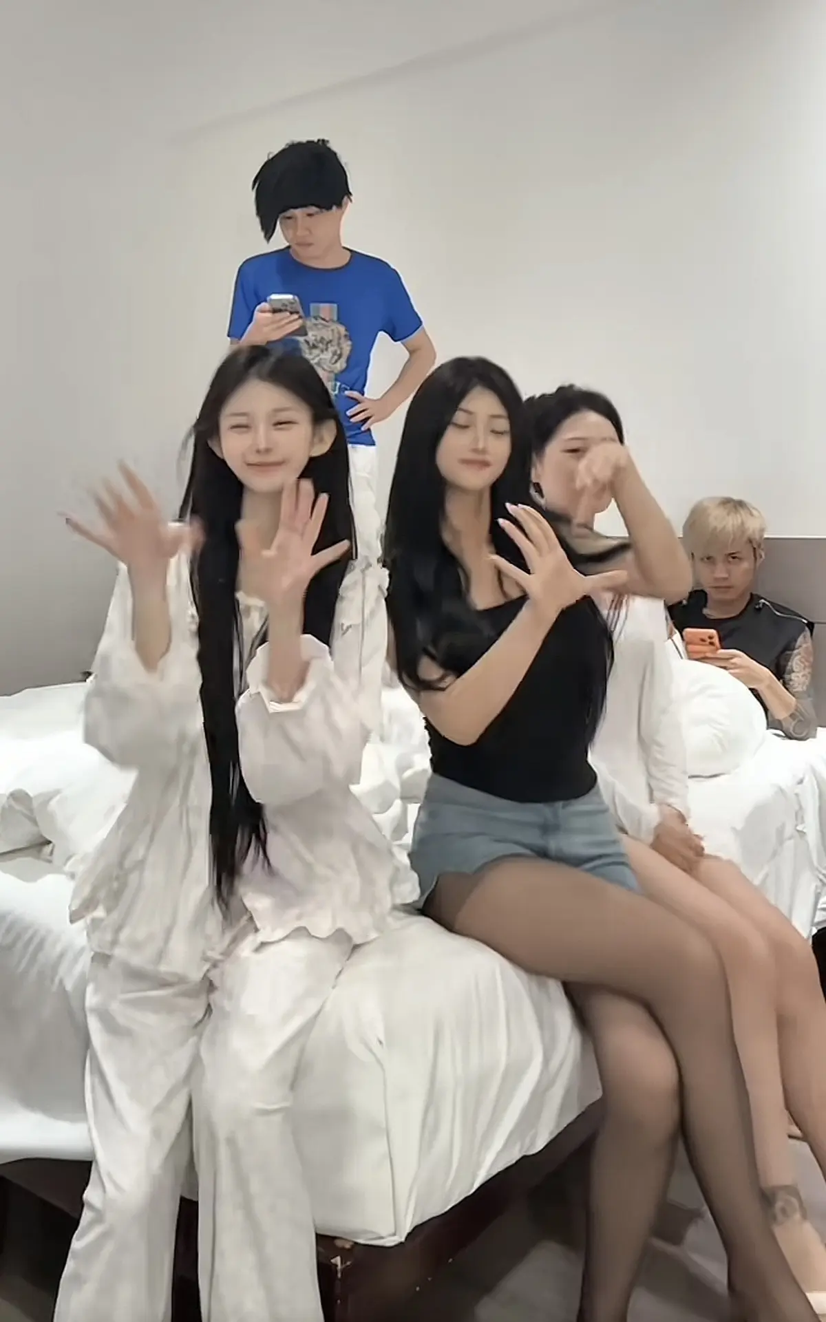 《小诗颖小女王陈美娇》3v1五排混战全集-花臂纹身小女王一挑三无删减完整版-《小诗颖小女王陈美娇》HD高清无广告在线播放
